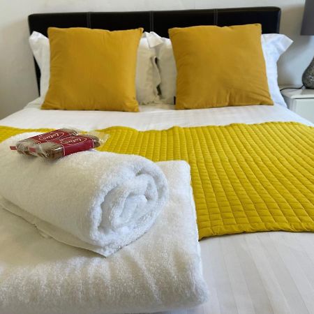 Robinhuts - 3 Bed Accommodation -Perfect For Contractors, Families & Students Кингстън ъпон Хъл Екстериор снимка