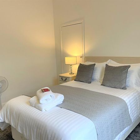 Robinhuts - 3 Bed Accommodation -Perfect For Contractors, Families & Students Кингстън ъпон Хъл Екстериор снимка