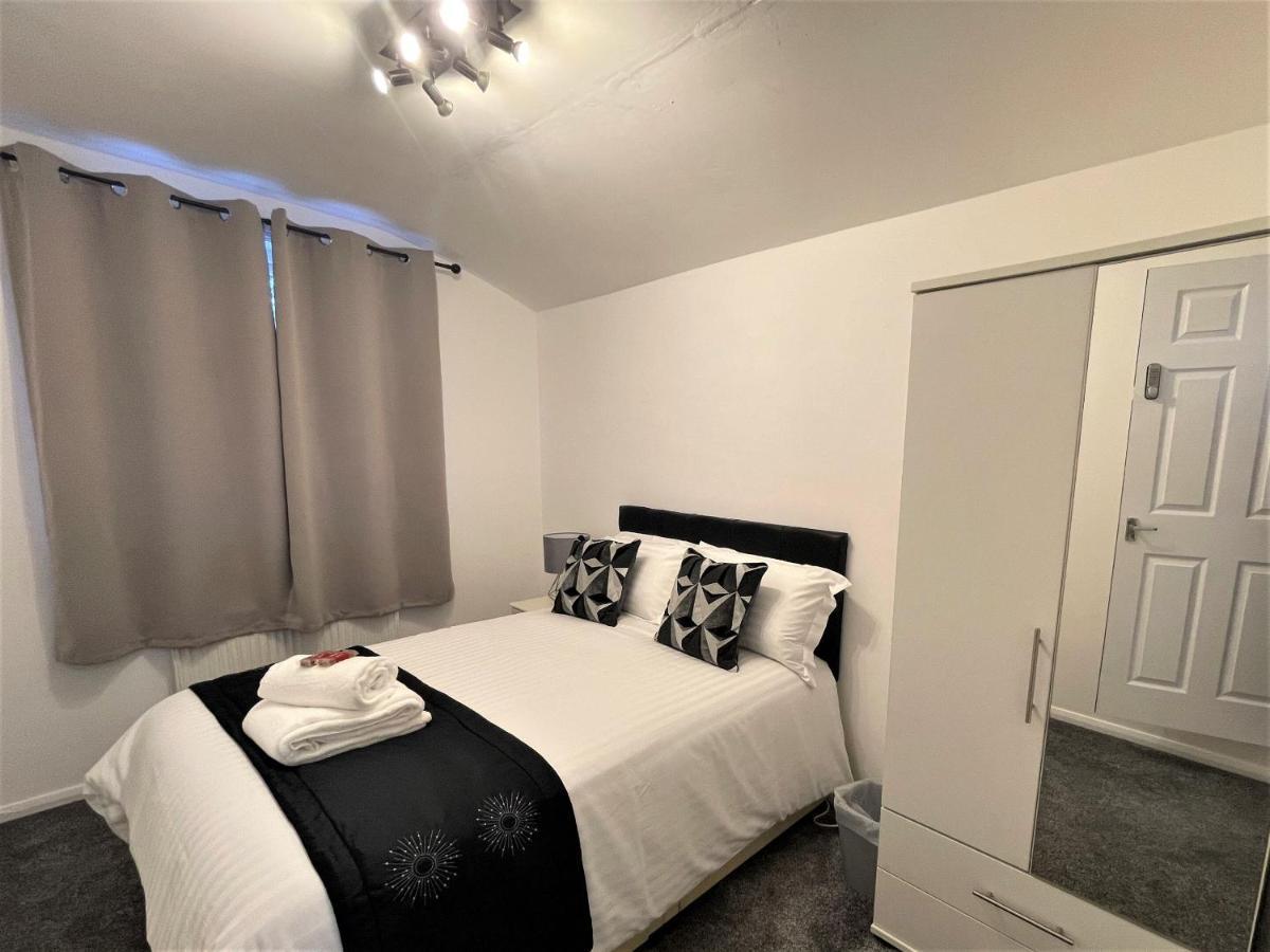 Robinhuts - 3 Bed Accommodation -Perfect For Contractors, Families & Students Кингстън ъпон Хъл Екстериор снимка