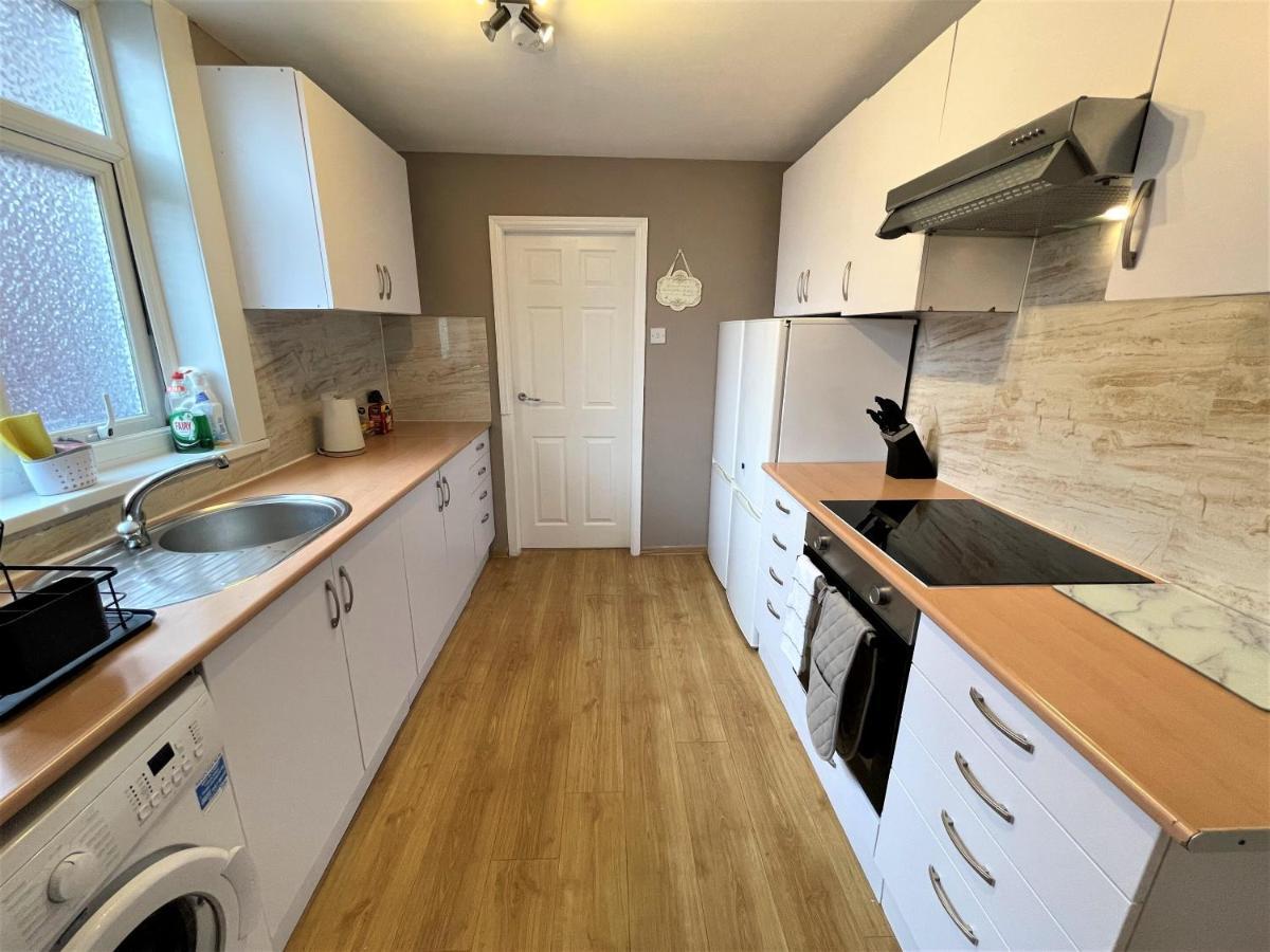 Robinhuts - 3 Bed Accommodation -Perfect For Contractors, Families & Students Кингстън ъпон Хъл Екстериор снимка