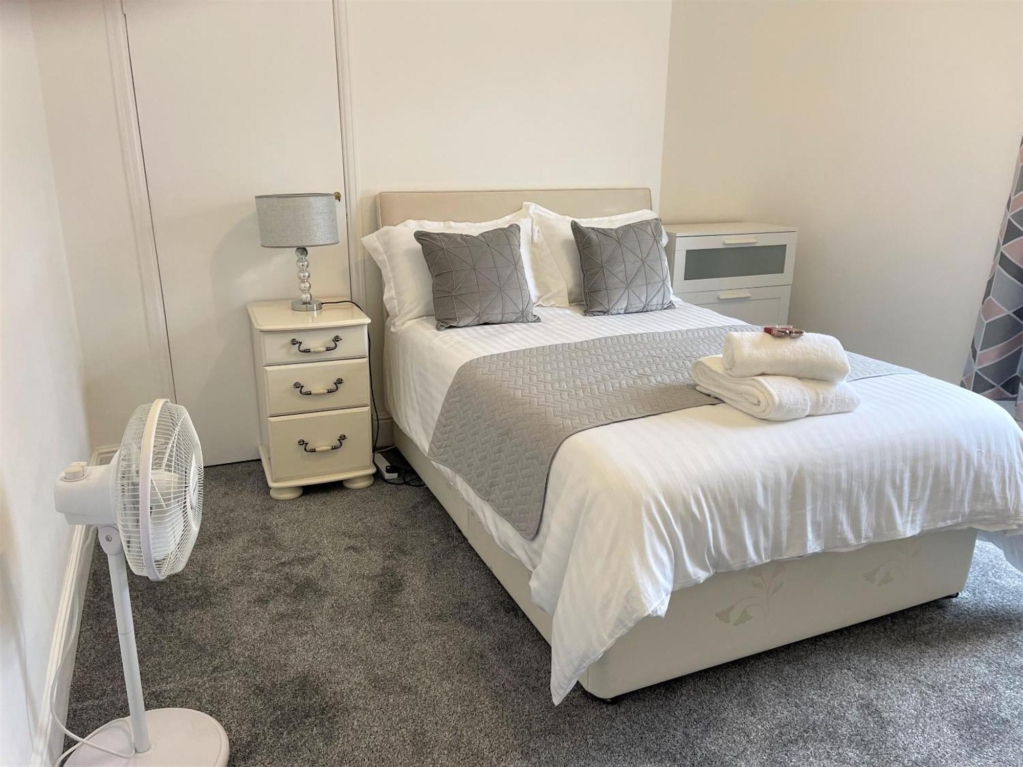Robinhuts - 3 Bed Accommodation -Perfect For Contractors, Families & Students Кингстън ъпон Хъл Екстериор снимка